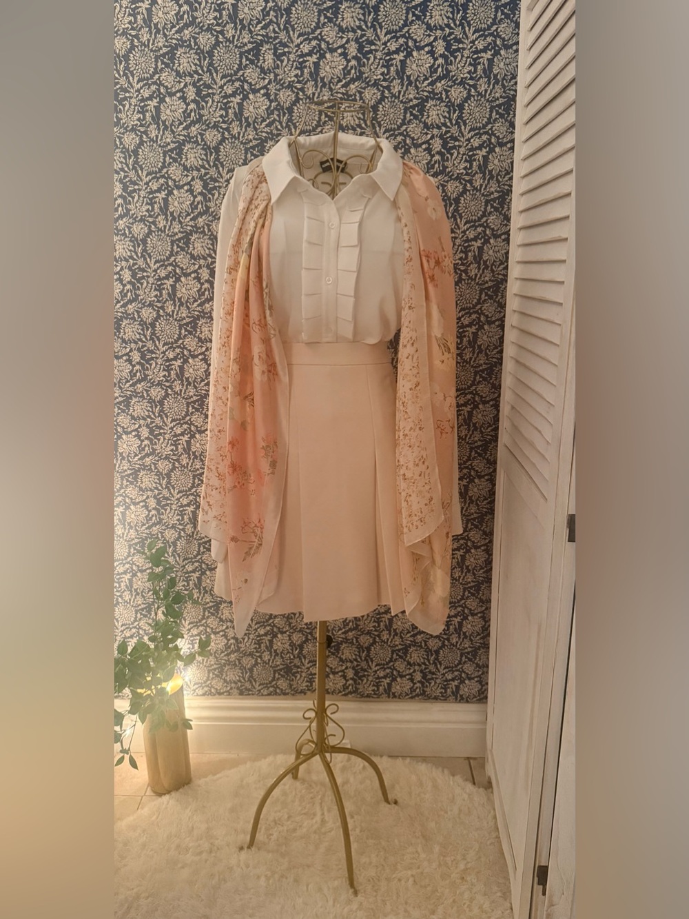 Karl Lagerfeld Paris Beige Pleated Skirt – Size 14